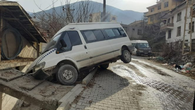 Buzlu yolda kayan minibüs askıda kaldı - Resim : 3