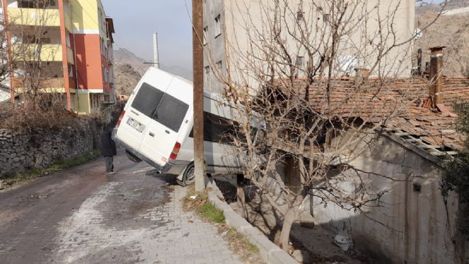 Buzlu yolda kayan minibüs askıda kaldı - Resim : 5