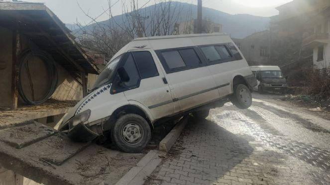 Buzlu yolda kayan minibüs askıda kaldı - Resim : 6