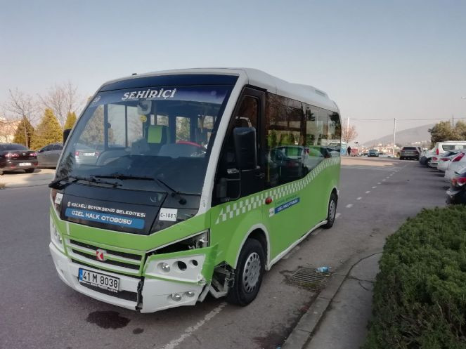 İki yolcu minibüsü çarpıştı. 11 kişi yaralandı - Resim : 1