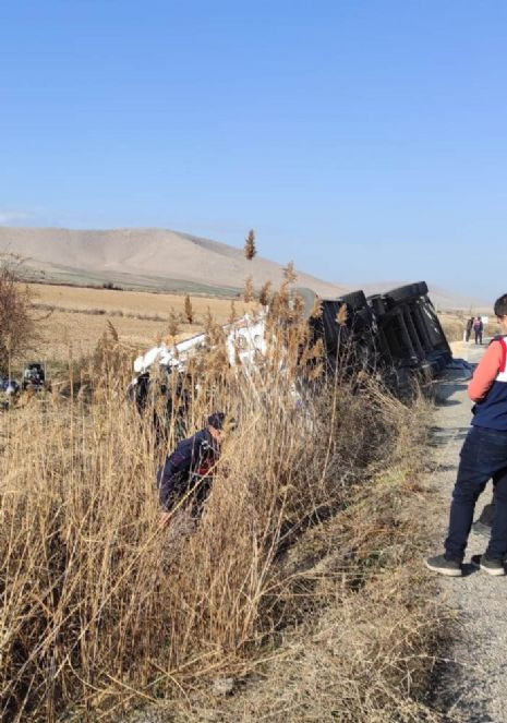 Balya yüklü kamyon şarampole devrildi: 1 ölü, 1 yaralı - Resim : 1