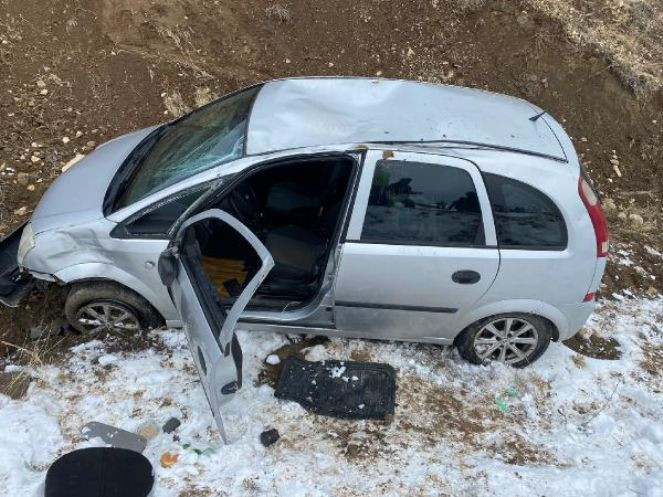 Şarampole yuvarlanan araçta sıkıştı. Donarak hayatını kaybetti - Resim : 3