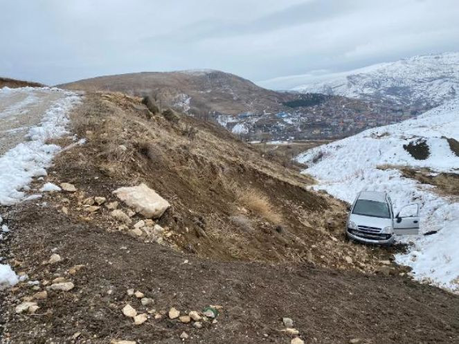 Şarampole yuvarlanan araçta sıkıştı. Donarak hayatını kaybetti - Resim : 4