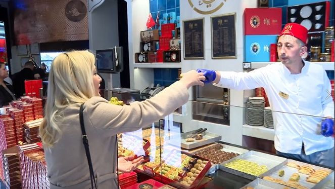 Eyüp'te yerde dev bir fıstıklı baklava. İnsanlar yiyemeyince hayal etmeye başladılar - Resim : 9