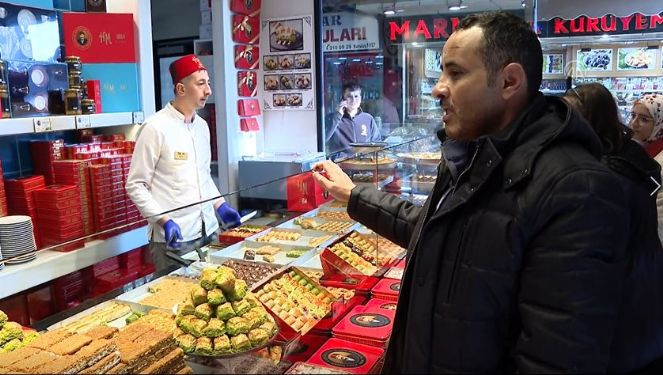 Eyüp'te yerde dev bir fıstıklı baklava. İnsanlar yiyemeyince hayal etmeye başladılar - Resim : 14