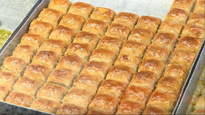 Eyüp'te yerde dev bir fıstıklı baklava. İnsanlar yiyemeyince hayal etmeye başladılar - Resim : 15