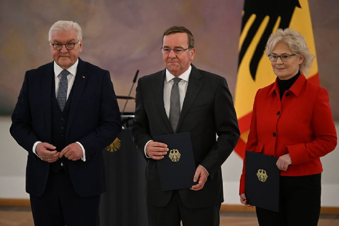 Almanya’nın yeni Savunma Bakanı göreve başladı - Resim : 1