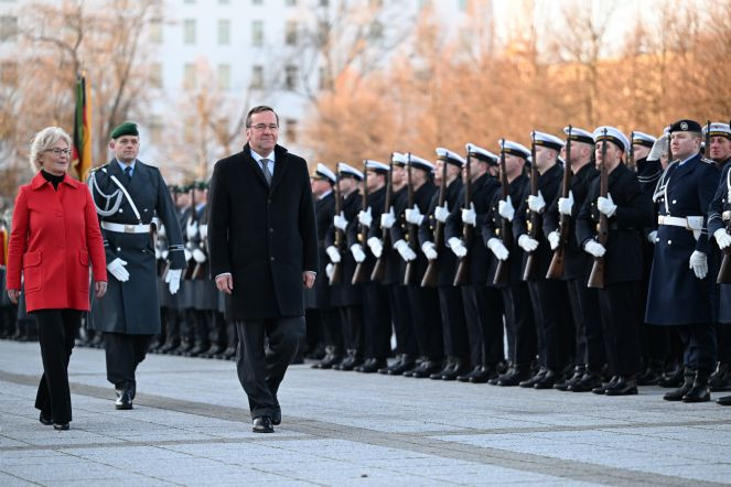 Almanya’nın yeni Savunma Bakanı göreve başladı - Resim : 2