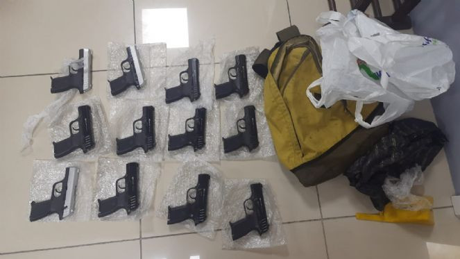 Çanakkale'de 12 ruhsatsız tabanca ele geçirildi. 3 gözaltı - Resim : 1