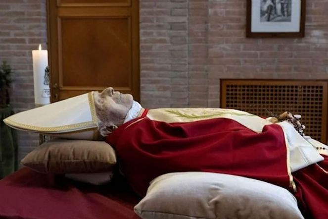 Eski Papa Benedikt’in cenazesi sergilendi - Resim : 3