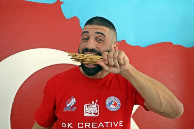 18 dakikada 550 çöp şiş yedi, rakibi bile şaşkınlıkla izledi. Rekortmene ızgara yetişemedi - Resim : 6