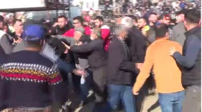 Develer güreşti sahipleri kavga etti - Resim : 2