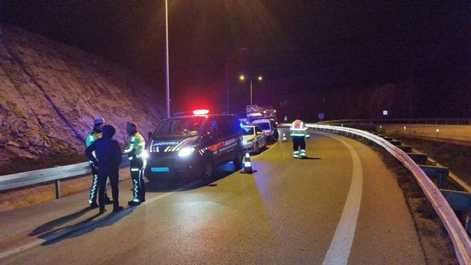 Bariyerlere çarpan motosikletteki kişi hayatını kaybetti - Resim : 1