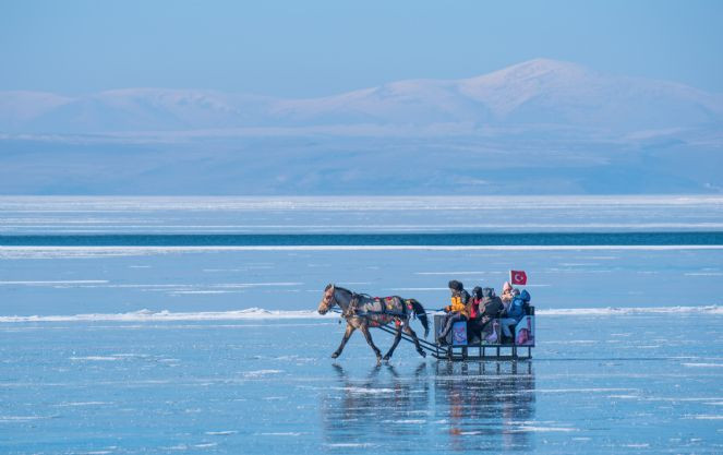 Kars ve Ardahan'da göletler, çeşmeler, kaldırımlar buz tuttu - Resim : 1