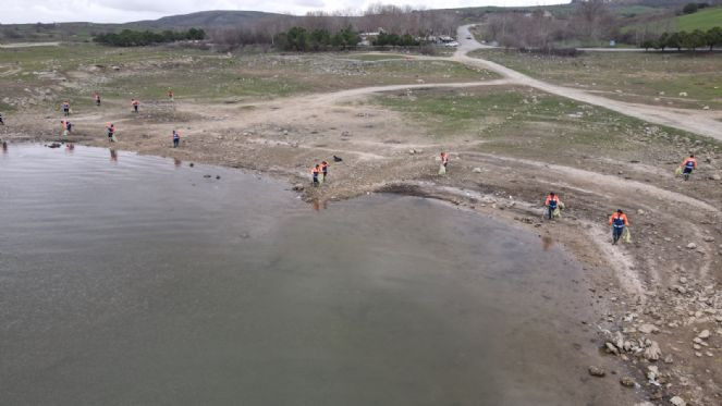 Barajlarda sular çekildi, çöpler gün yüzüne çıktı - Resim : 4