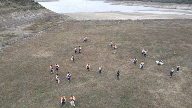 Barajlarda sular çekildi, çöpler gün yüzüne çıktı - Resim : 5