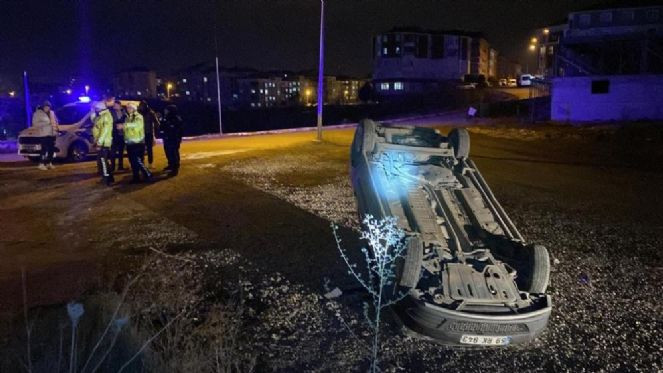 Ehliyetsiz çocuk araçla takla attı - Resim : 1