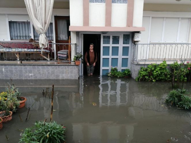 Manisa’da evler su altında kaldı - Resim : 3