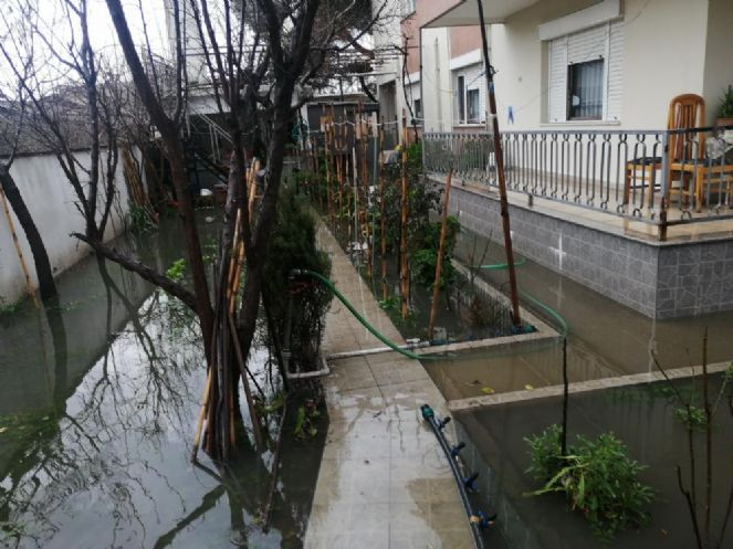 Manisa’da evler su altında kaldı - Resim : 6