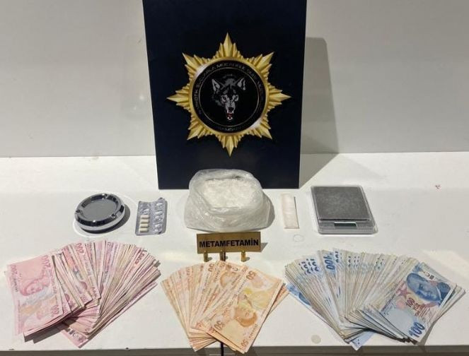 Uyuşturucu ticaretinden kazandıkları parayla yakalandılar (27 Ocak 2023) - Resim : 1