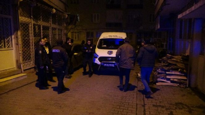 Genç kadın tabancayla kendini vurdu - Resim : 1