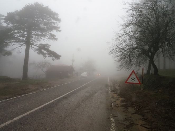 Kazdağları'ndan geçen kara yolunda yoğun sis etkili oluyor - Resim : 1