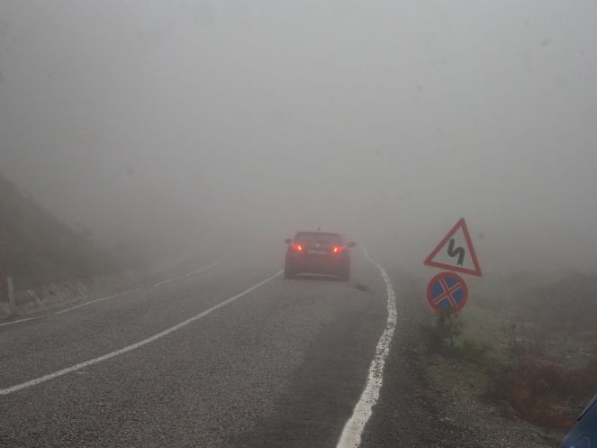 Kazdağları'ndan geçen kara yolunda yoğun sis etkili oluyor - Resim : 2