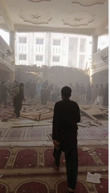 Pakistan'da canlı bomba camide kendini patlattı. Namazdaki 32 kişi öldü - Resim : 6