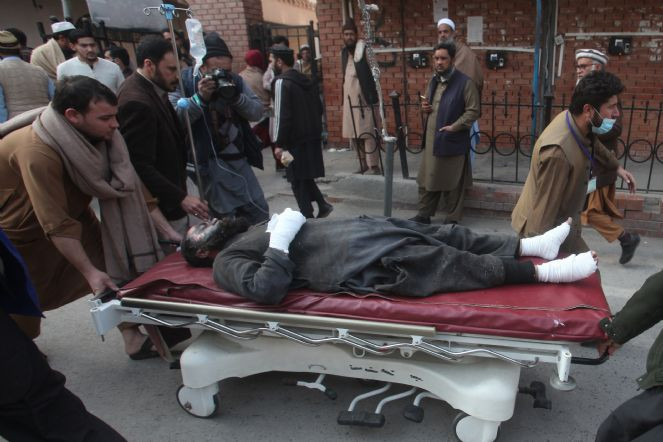 Pakistan'da canlı bomba camide kendini patlattı. Namazdaki 32 kişi öldü - Resim : 4