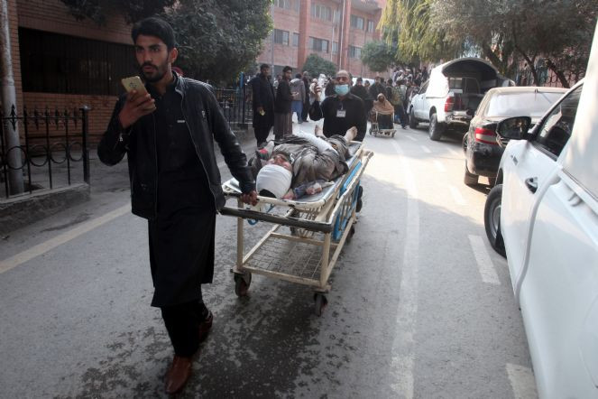 Pakistan'da canlı bomba camide kendini patlattı. Namazdaki 32 kişi öldü - Resim : 1