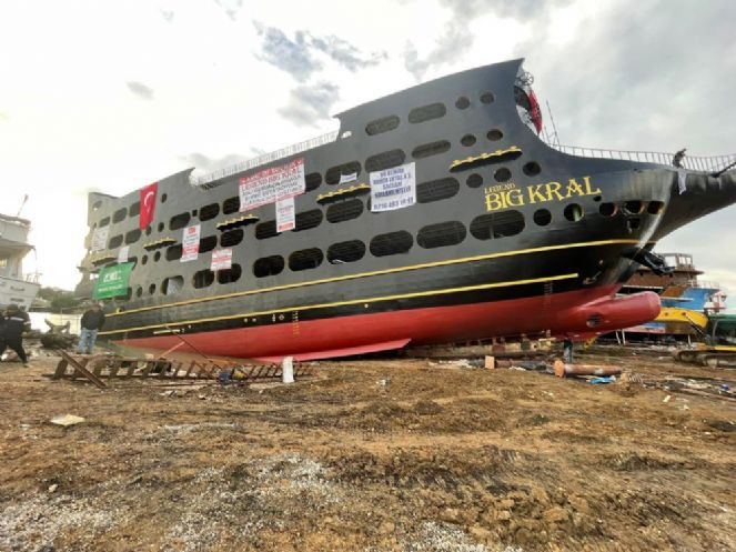Dünyanın en büyük tur teknesi suya indirildi - Resim : 1