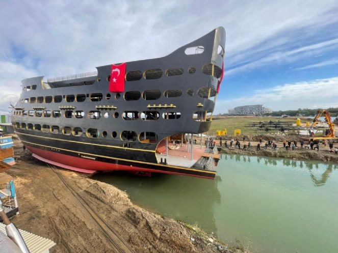 Dünyanın en büyük tur teknesi suya indirildi - Resim : 2