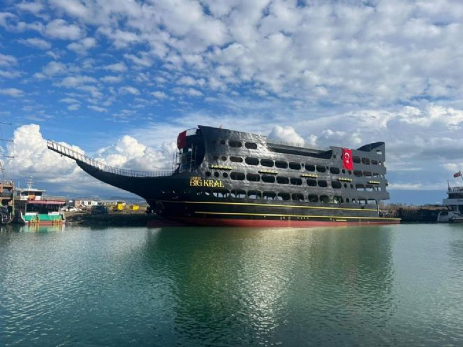 Dünyanın en büyük tur teknesi suya indirildi - Resim : 3