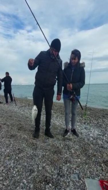 Antalya'da oltasını alan sahile koştu. Sahilde çupra akını - Resim : 9