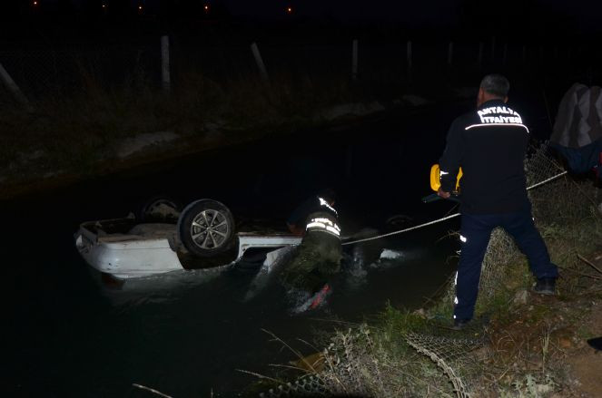 Sulama kanalına düşen otomobilin sürücüsü yaralandı - Resim : 1