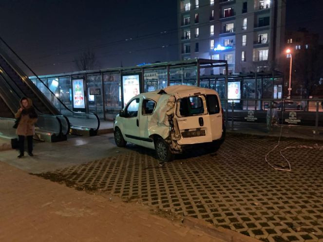Konya'da 3 aracın karıştığı kazada 9 kişi yaralandı - Resim : 1