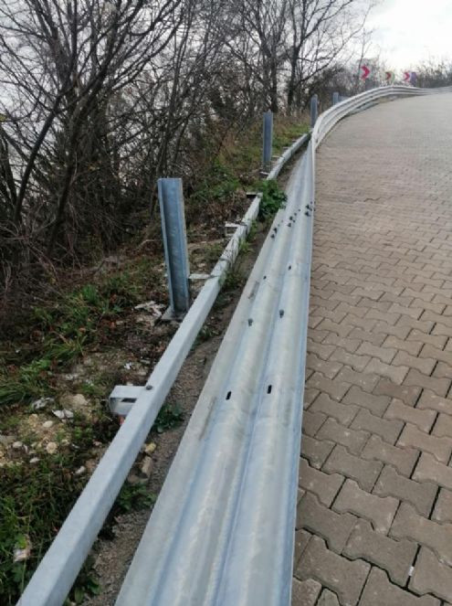 Uçurumun kenarındaki demir bariyerleri bile çaldılar - Resim : 4