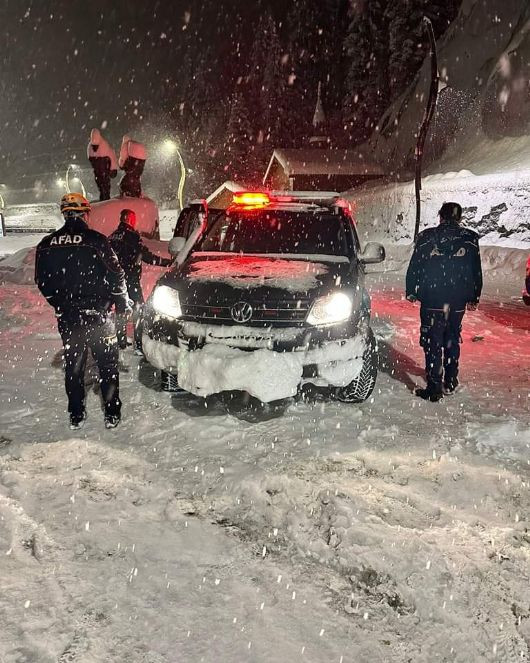 Ayder Yaylası’nda karda mahsur kalan çift kurtarıldı - Resim : 1