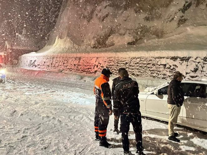 Ayder Yaylası’nda karda mahsur kalan çift kurtarıldı - Resim : 4