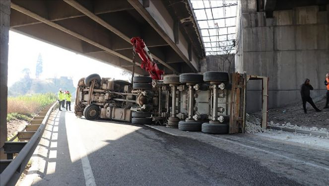 Devrilen tır nedeniyle kapanan D-100'ün İstanbul yönü ulaşıma açıldı - Resim : 2