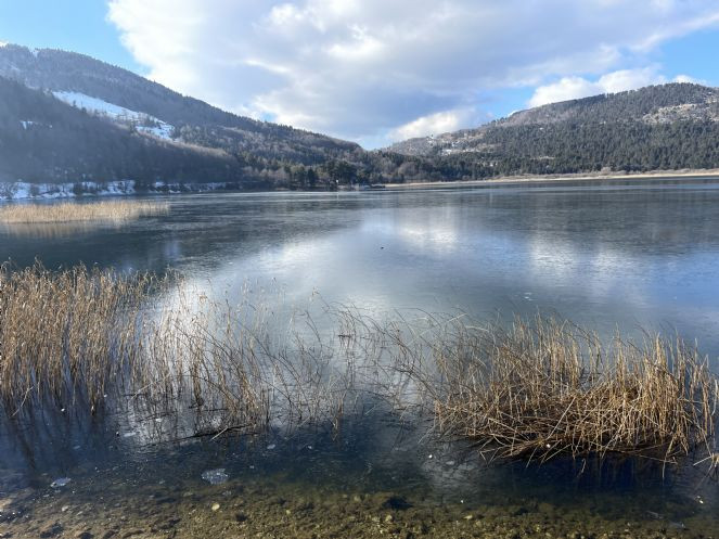 Abant Gölü'nün yüzeyi buz tuttu - Resim : 2