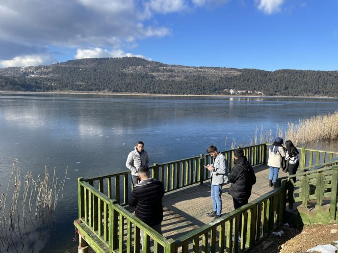 Abant Gölü'nün yüzeyi buz tuttu - Resim : 3