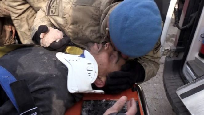 Enkazdan 104 saat sonra çıkarıldı, askerin elini böyle öptü - Resim : 2