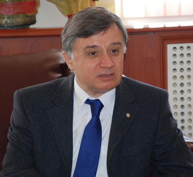 Adana'da eski rektöre 2,5 yıl hapis cezası - Resim : 1