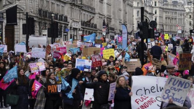 İngiltere son 10 yılın en büyük grevine sahne oluyor - Resim : 2