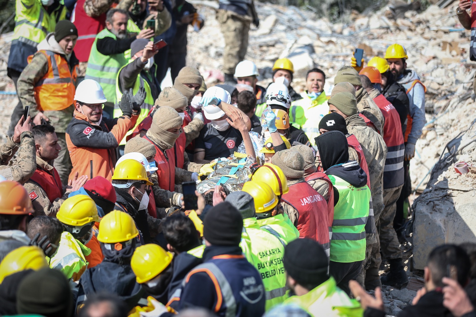 Спасенные землетрясение. Спасенные в Турции после землетрясения.