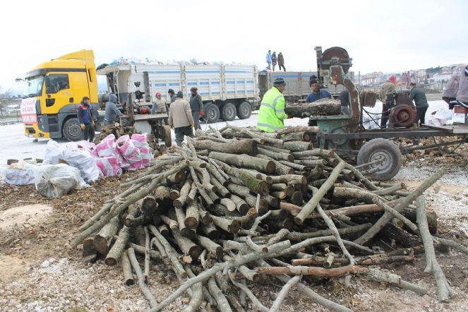 Manyas’tan depremzedelere yakacak yardımı - Resim : 1