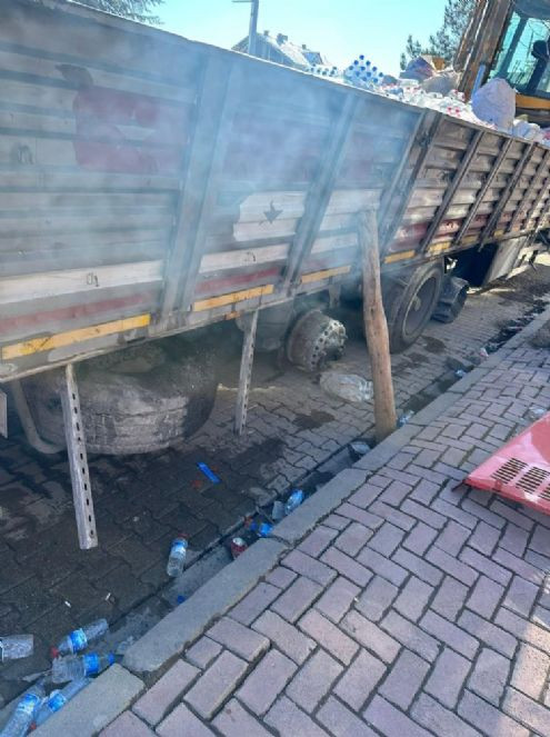 Patlayan lastikler de yardımı durduramadı - Resim : 1