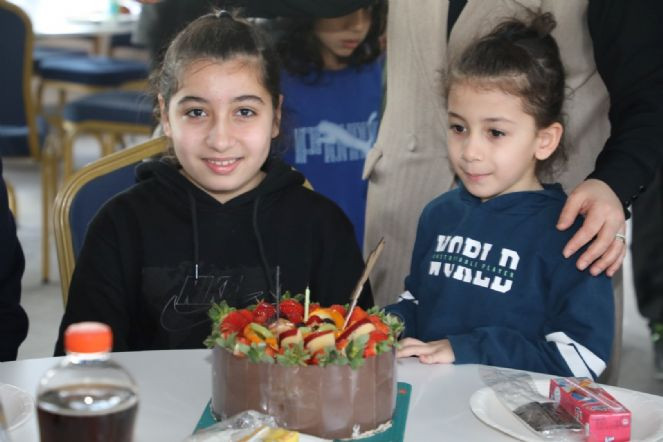 Depremzede Yağmur’a doğum günü sürprizi - Resim : 2