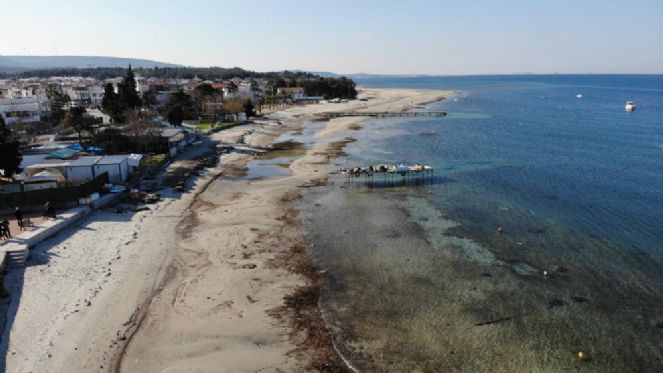 Çanakkale'de deniz 20 metre çekildi. İskele karada kaldı - Resim : 1